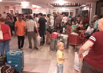 "Про нас сообщают, что мы уже вернулись". 150 россиян застряли в аэропорту Пхукета