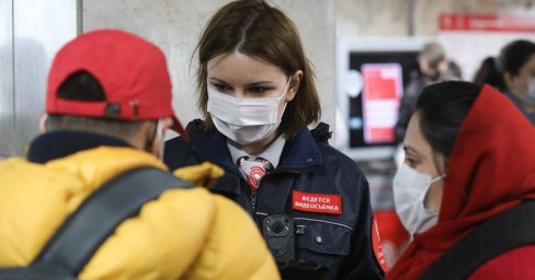 За сутки в метро оштрафовали 200 человек без масок и перчаток