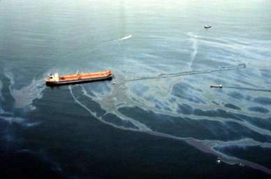 Огромные танкеры намеренно сливают нефть в море