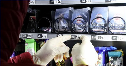 Власти Москвы назвали цены на маски и перчатки в метро