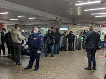 Беспредел Полицаев. В московское метро перестали пускать людей без перчаток.
